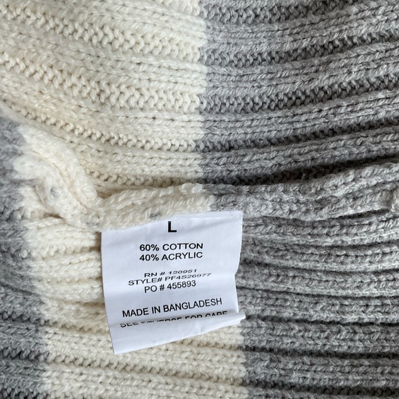 Gray and Cream Crew Neck Cropped Sweater - Picture 4 of 4